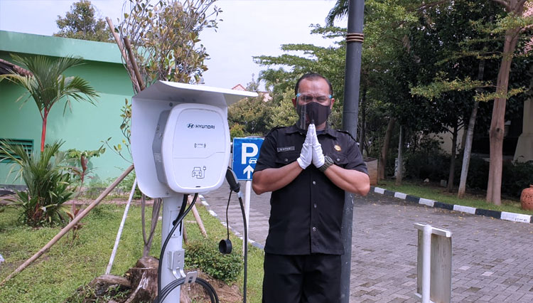 Santika Indonesia Hotels & Resorts menghadirkan spot charger kendaraan listrik. (FOTO: Dokumentasi Santika Indonesia Hotel & Resort)