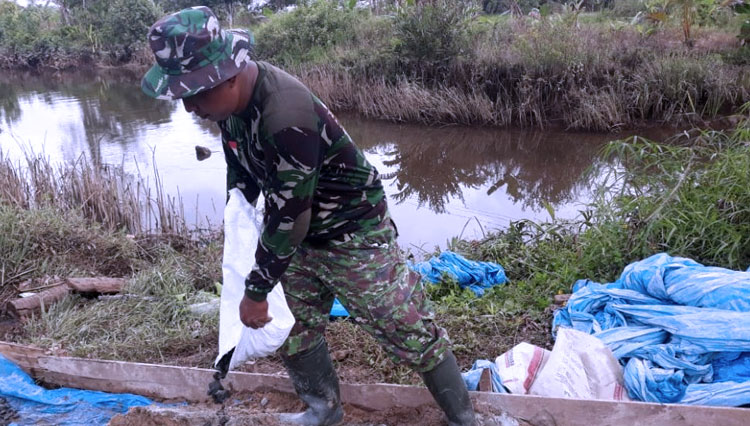 Sertu Wewengkang di Lokasi TMMD. (FOTO: AJP TIMES Indonesia)