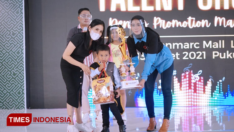 Husein Latuconsina naik panggung usai berhasil menyabet The Best Foto Model Tingkat Nasional dalam acara Talent Show dan Cover Dance yang digelar Dennis Promotion Management di Lenmarc, Surabaya, Sabtu (13/3/2021) petang.(Foto: Lely Yuana/TIMES)