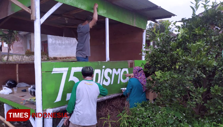 KSM-T Unisma Malang Perbaiki Poskamling Agar Lebih Nyaman