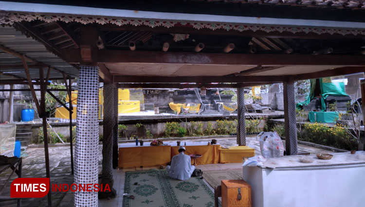 Seorang umat Hindu merayakan catur Brata Penyepian di Pura Segara Wukir Pantai Ngobaran Gunungkidul. (FOTO: Edy Setyawan/TIMES Indonesia)
