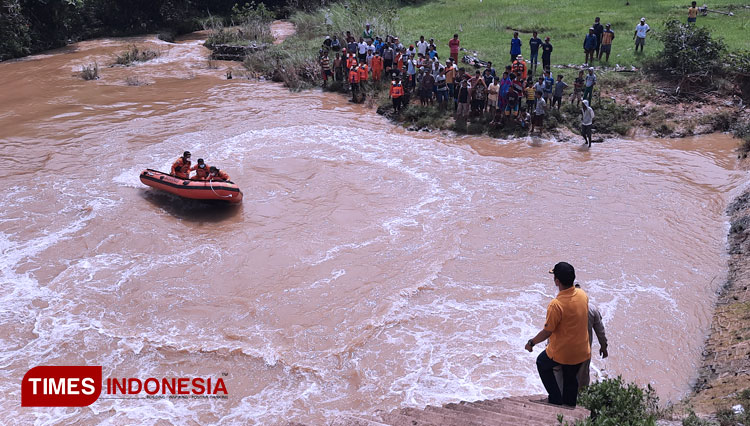 Tim Basarnas bersama masyarakat setempat masih melajukan pencarian terhadap Hasbullah yang diduga tenggelam saat menjaring ikan di Dam Japun Lenteng, Ahad (14/3/2021). (FOTO: Ach. Qusyairi Nurullah/TIMES Indonesi)