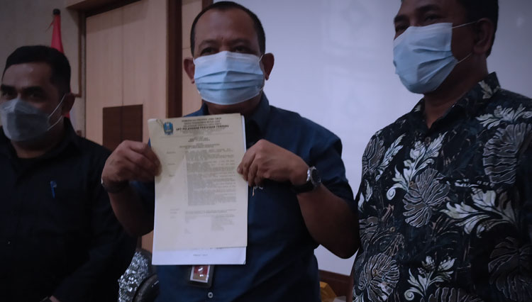 Kepala Dinas Penanaman Modal dan Pelayanan Terpadu Satu Pintu (DPM-PTSP) Provinsi Jawa Timur Aries Mukiyono (tengah), Minggu (14/3/2021). (Foto: Lely Yuana/TIMES Indonesia)