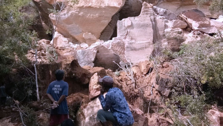 Bencana longsor yang terjadi di bukit kapur Desa Berbeluk, Kecamatan Arosbaya, Kabupaten Bangkalan menewaskan seoarang penambang batu kapur. (FOTO: Polsek Arosbaya for TIMES Indonesia)