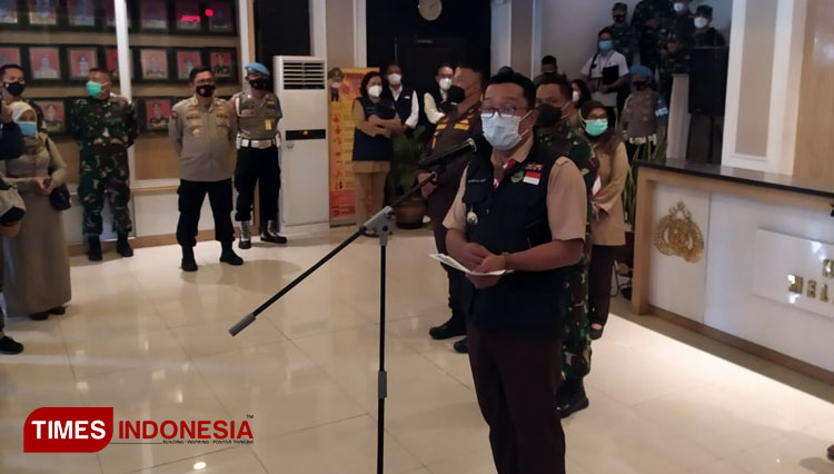 Gubernur Jabar Ridwan Kamil memberi keterangan kepada wartawan usai Rapat Gugus Tugas Covid-19 Jabar, di Mapolda Jabar, Senin (15/3/21).(FOTO: Iwa/TIMES Indonesia)