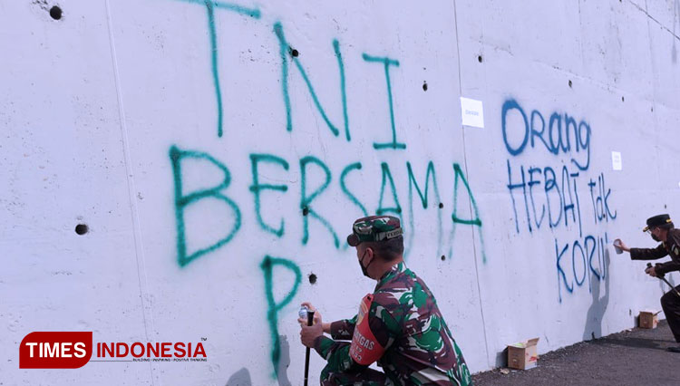 Grafiti di tembok jembatan Kedungkandang, Senin (15/03/2021). (Foto: dok. TIMES Indonesia)