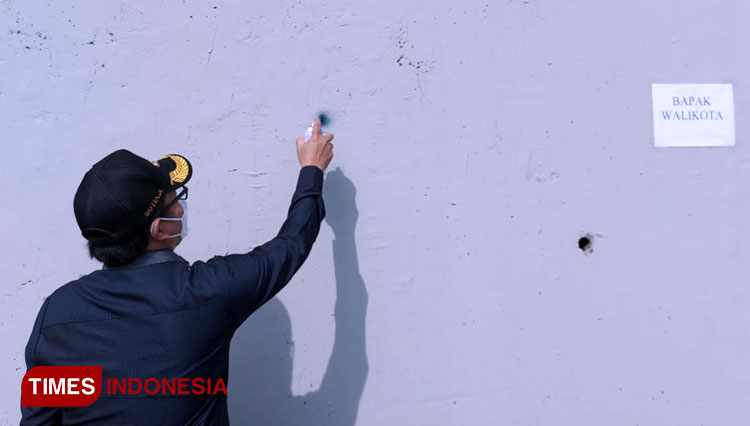 Wali Kota Malang, Sutiaji bersama Dandim 0833/Kota Malang, Kajari dan Sekda saat memberikan sentuhan pertama Graffiti di tembok jembatan Kedungkandang, Senin (15/03/2021). (Foto: Rizky Kurniawan Pratama/TIMES Indonesia)