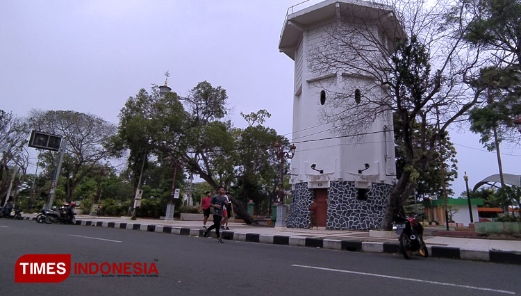 Menara Air peninggalan Belanda di Alun-alun Lamongan, menjadi salah satu situs sejarah yang telah mengantongi SK sebagai Cagar Budaya. (FOTO: MFA Rohmatillah/ TIMES Indonesia)