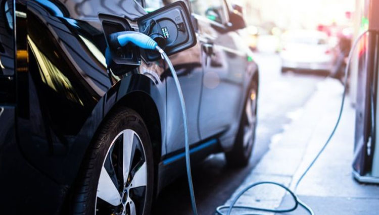 Ilustrasi - Pengisian baterai mobil listrik. (Foto: Shutterstock)