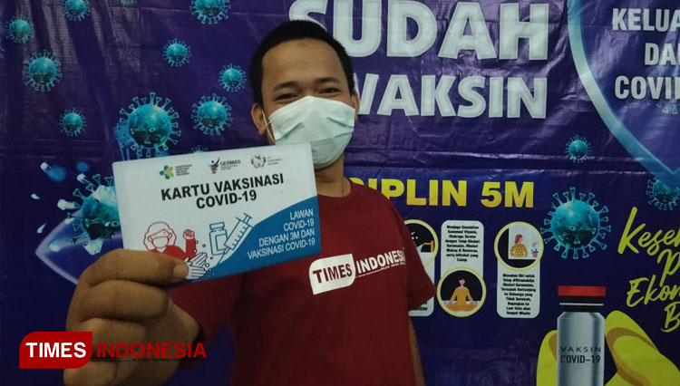 Para awak media di Kota Cirebon lakukan Vaksinasi covid-19. (Foto: Dede Sofiyah/Times Indonesia)