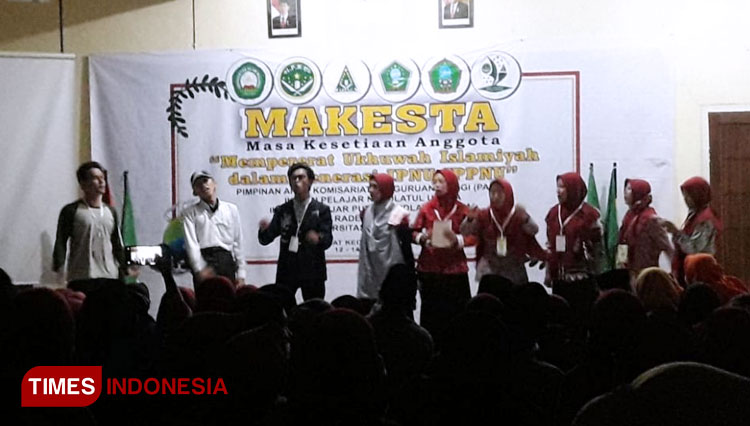 Pentas Seni Anggota Baru PAKPT Raden Rahmat UnismaB: Closing Pentas Seni bersama Panitia Makesta PAKPT Raden RahmatC: Panitia bersama Anggota Baru saat penutupan acara makesta
