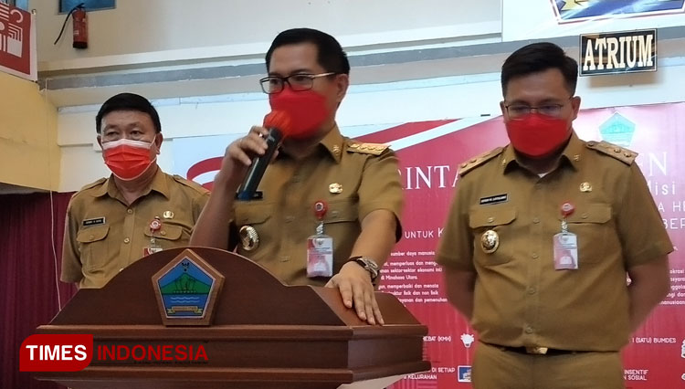 Bupati Minahasa Utara Joune Ganda SE didampingi Wakil Bupati Minahasa Utara Kevin Lotulung SH MH serta Sekda Minahasa Utara Jemmy Kuhu saat tatap muka dengan sejumlah awak media. (Foto: Herry Dumais/TIMES Indonesia).
