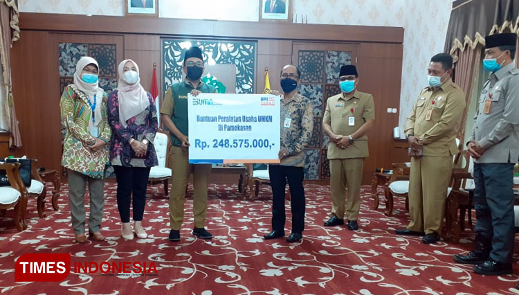 Bupati Pamekasan saat tanda tangan terima CSR dari BRI b