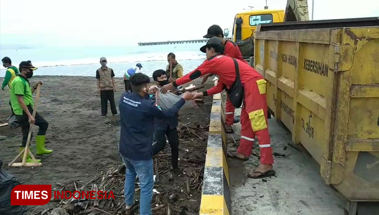 Petugas DLHK Pangandaran sedang mengangkut sampah. (Foto: Syamsul Ma'arif/TIMES Indonesia)