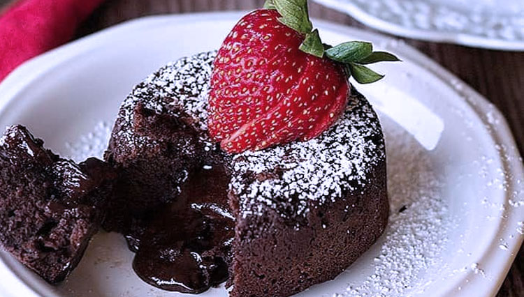  Lava Cake adalah Kue Coklat Lembut dan Terdapat Coklat yang Meleleh (FOTO: Pinterest)