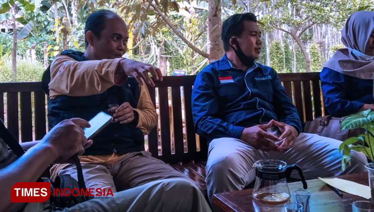 Anggota Generasi Digital Indonesia (GRADASI) melakukan diskusi pembahasan Kampung Digital (FOTO: Zeinel Arfin Sadiq/TIMES Indonesia)