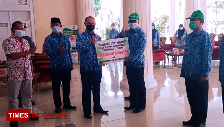 Bupati Majalengka, Karna Sobahi secara simbolis menerima bantuan 7.000 Paket Pestisida untuk Petani yang Terdampak Covid-19. Foto: Diskominfo Majalengka for TIMES Indonesia