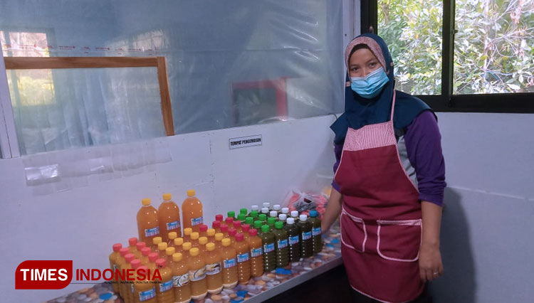 Binti Masruroh jual jamu 2