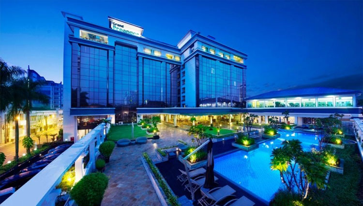 The nice ambience of Grand Hotel Preanger at night. (Photo: Grand Hotel Preanger for TIMES Indonesia)