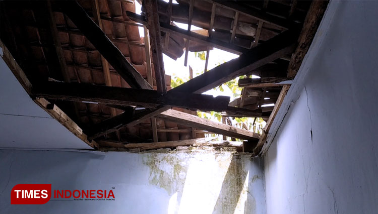 Gedung-Kecamatan-Jatilawang-yang-kondisinya-rusak-2.jpg