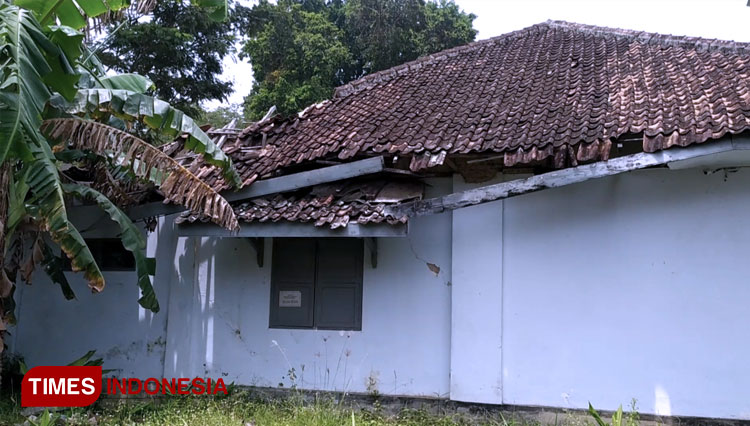 Gedung Kecamatan Jatilawang yang kondisinya rusak, hingga camat dan staf sementara ngungsi ke rumah dinas Camat. (FOTO : Sutrisno/TIMES Indonesia)