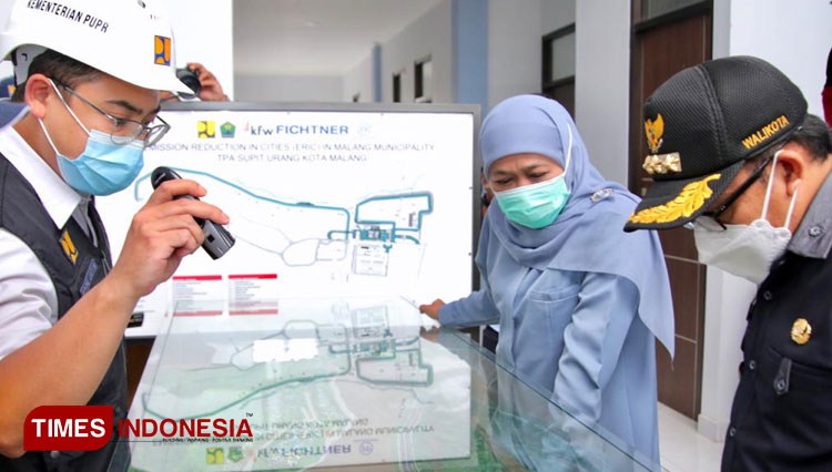 Gubernur Jatim Khofifah saat berkeliling di kompleks TPA Supit Urang a