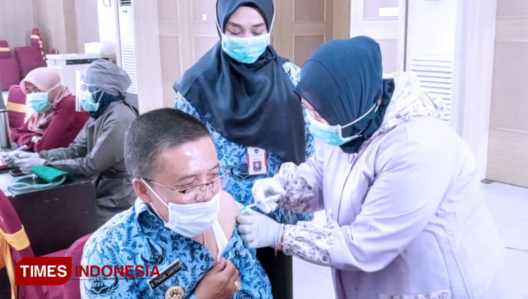 Wakil Wali Kota Batu, Ir Punjul Santoso SH MM mengikuti vaksinasi kedua yang dilaksanakan hari ini di Balai Kota Among Tani. (FOTO: Muhammad Dhani Rahman/TIMES Indonesia)