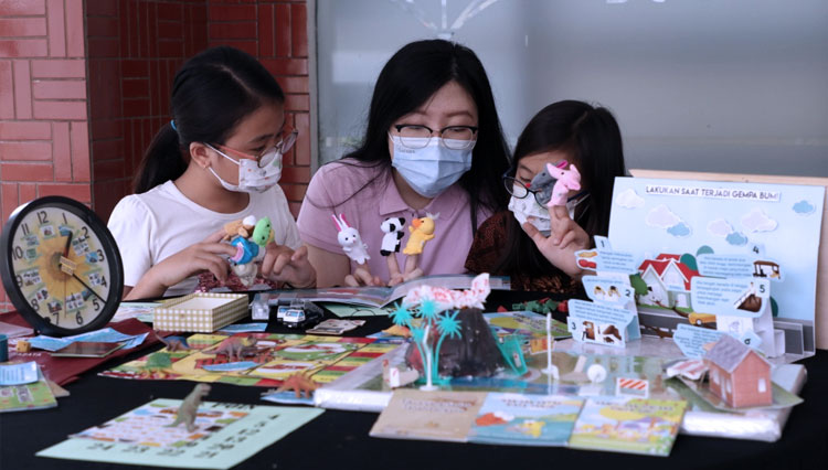 Ajari Anak Tentang Bencana Ubaya Buat Buku Cerita Ajari Anak Tentang Bencana Ubaya Buat Buku Cerita