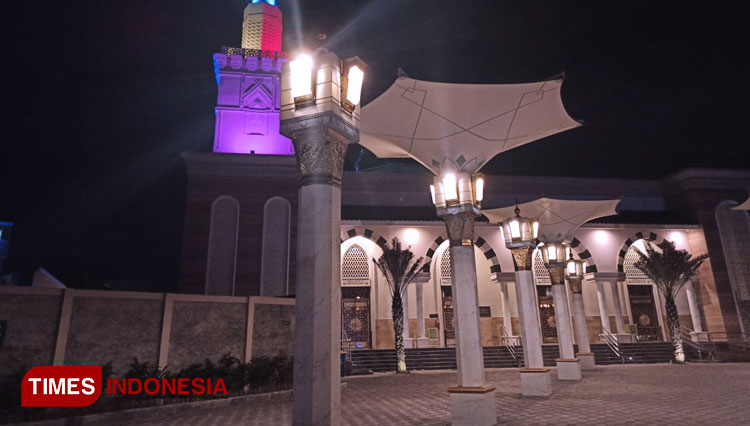 Penampakan Masjid Ar Rahman pada malam hari (Foto: Sholeh/TIMES Indonesia)