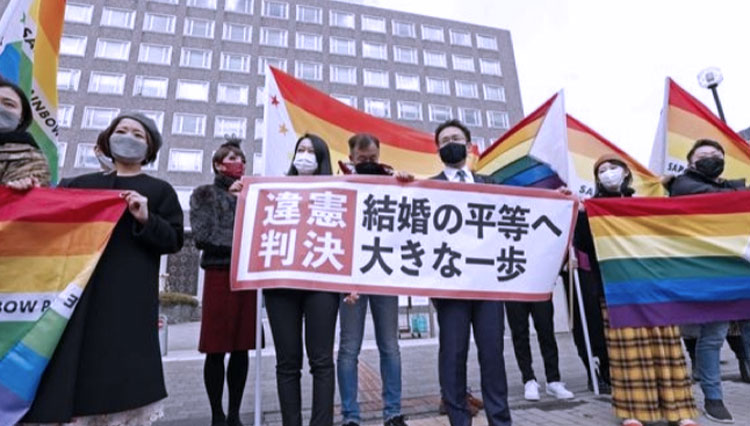 Pengacara dan pendukung penggugat membentang spanduk bertuliskan 'Keputusan inkonstitusional' setelah pengadilan distrik memutuskan legalitas pernikahan sesama jenis di luar pengadilan distrik Sapporo (FOTO: Kyodo/Reuters)