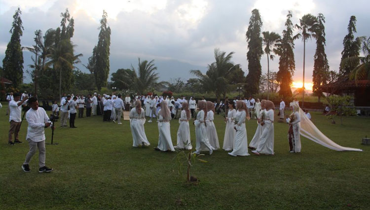 Pesta pernikahan outdoor di Tirta Sanita Resort Kuningan memberikan kesan yang berbeda, dan pastinya memorable hingga menimbulkan kenangan mendalam bagi para tamu. (Foto-foto: Tirta Sanita Resort Kuningan for TIMES Indonesia)