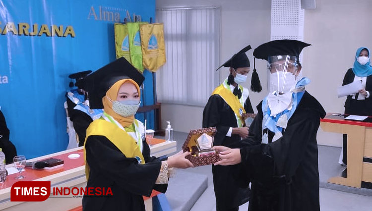 Rektor UAA, Prof dr Hamam Hadi MS Sc D Sp GK menyerahkan penghargaan kepada wisudawan terbaik. (FOTO: Hendro S.B/TIMES Indonesia)