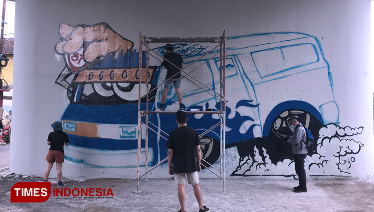 Tiga Hari Bekerja, Tembok Jembatan Kedungkandang Sudah Dipenuhi Karya Seni Graffiti