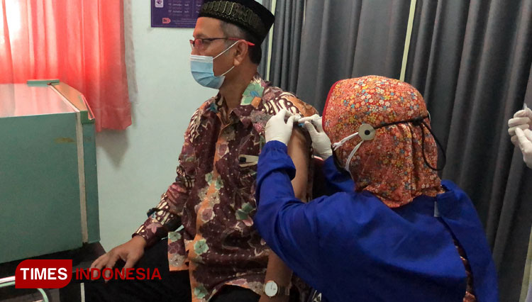 The Rector of UIN malang, Prof Abdul Haris rakes the second doze of immunizationon Wednesday (17/3/2021). (Photo: Nadira Rahmasari/TIMES Indonesia)