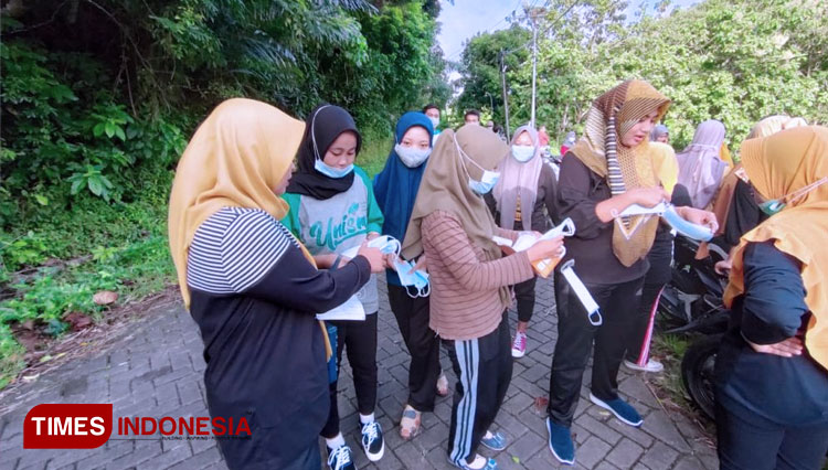 Peduli Kesehatan, KSM-Tematik Unisma Malang Bagikan Masker