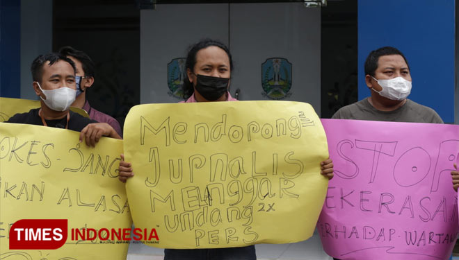 Puluhan wartawan dari organisasi IJTI, AJI dan PWI Kabupaten Banyuwangi menggelar aksi damai. (Foto: Agung Sedana/ TIMES Indonesia)