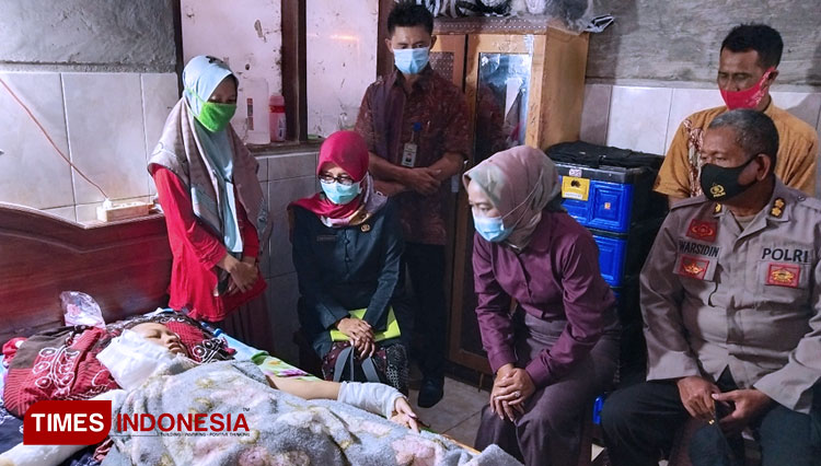 Bupati Brebes Idza Priyanti saat membesuk remaja korban penyiraman air keras dan kemudian membawanya ke rumah sakit. (Foto: Yudhi/TIMES Indonesia)