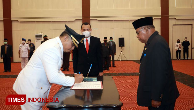 Hasyim saat membubuhi tandatangan disaksikan oleh Wagub Al Yasin Ali (Foto: Asep for TIMES Indonesia)