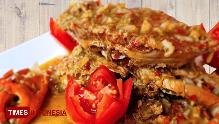 Foto A = Kepiting Saos Padang, salah satu menu seafood di Inggandi Beach Restaurant Manokwari. (Foto-foto: Inggandi Beach Restaurant for TIMES Indonesia)Foto B = Ikan Goreng Telur Asin.Foto C = Thai Tea Authentic. 