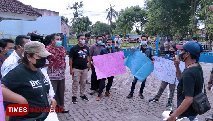 Para awak media tengah menyampaikan orasi di depan Kantor Dinas Perikanan dan Kelautan Jawa Timur di Banyuwangi. (Foto: Rizki Alfian/TIMES Indonesia)