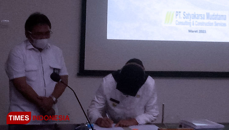 Penandatanganan rencana tindak darurat antara BBWS Citanduy dan Wali Kota Banjar di ruang rapat Gunung Sangkur. (Foto: Susi/TIMES Indonesia)