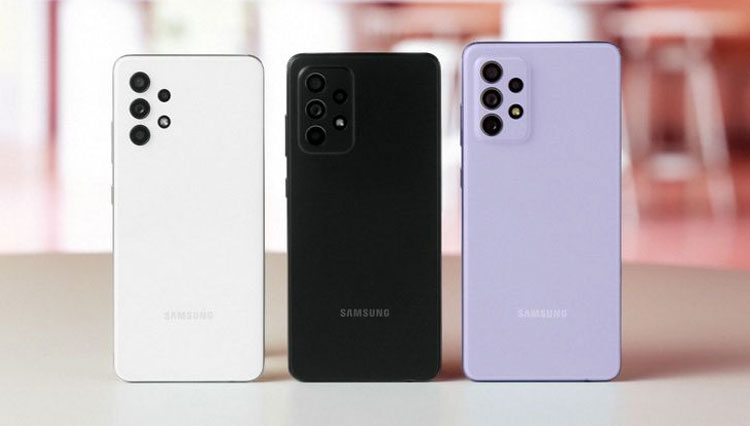 Samsung Galaxy A32 varian Awesome White (kiri), Galaxy A52 varian Awesome Black (tengah), dan Galaxy A72 varian Awesome violet (kanan). (FOTO: Samsung)