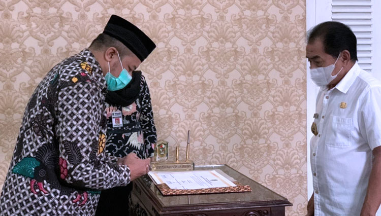 Seluruh OPD di Banjarnegara tandatangani perjanjian kerja dengan Bupati Budhi Sarwono. (FOTO : Diskominfo for TIMES Indonesia)