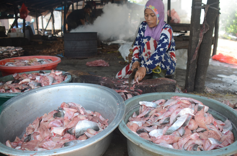Produksi Ikan Asap Pesisir Surabaya