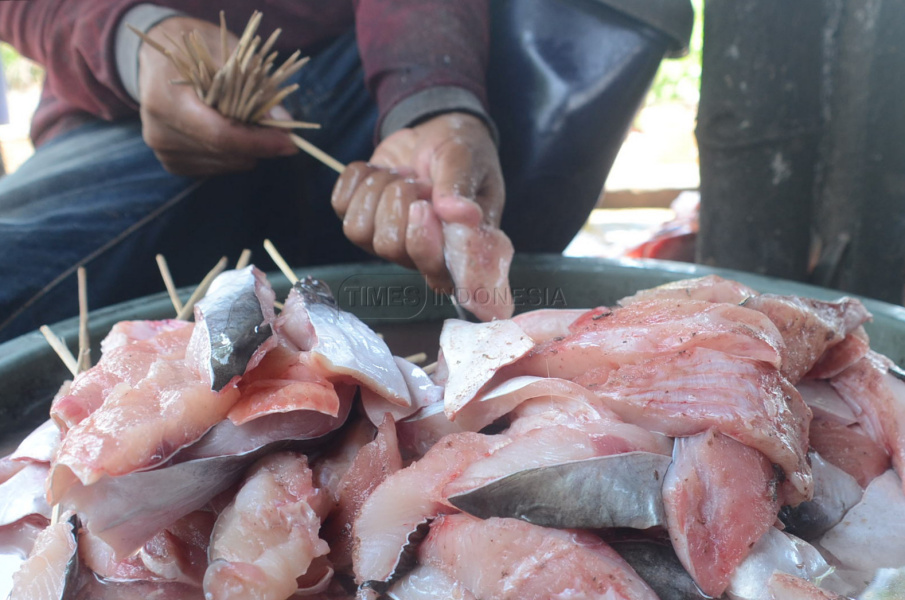 Produksi Ikan Asap Pesisir Surabaya