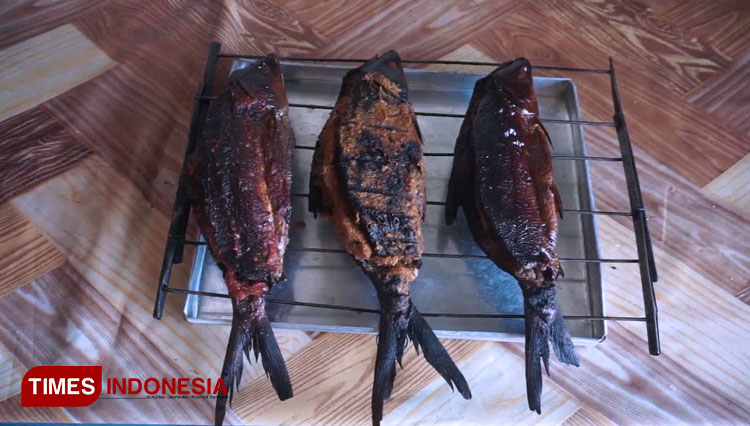 Ikan Bandeng asap tanpa duri khas Gresik (Foto: Akmal/TIMES Indonesia)