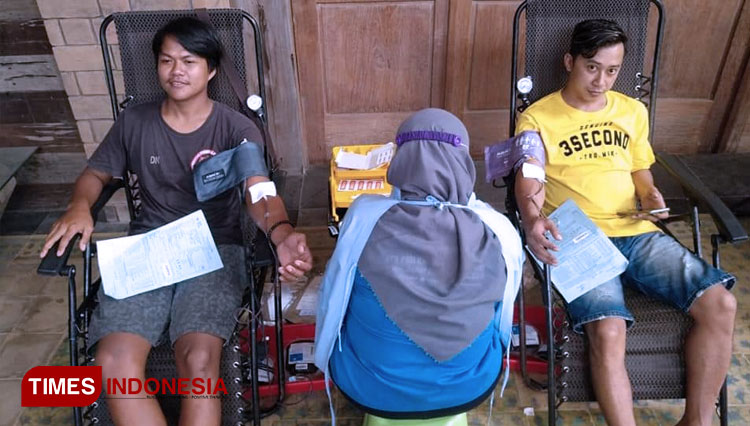 Sejumlah pemuda di Kecamatan Tanggul, Jember tengah mendonorkan darahnya kepada PMI Jember untuk mengatasi krisis stok darah. (Foto: Humas PMI Jember for TIMES Indonesia)