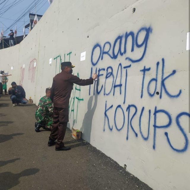 Grafiti Jembatan Kedungkandang