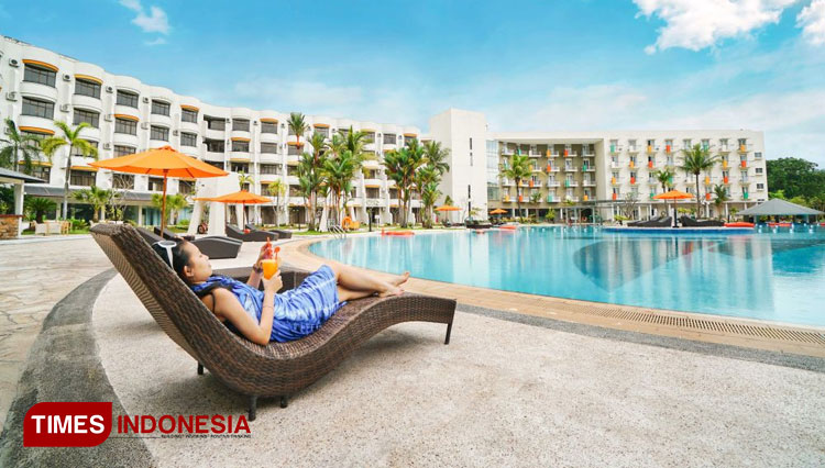 Nice pool ambience of Harris Resort Waterfront Batam. (Foto-foto: Harris Resort Waterfront Batam for TIMES Indonesia)