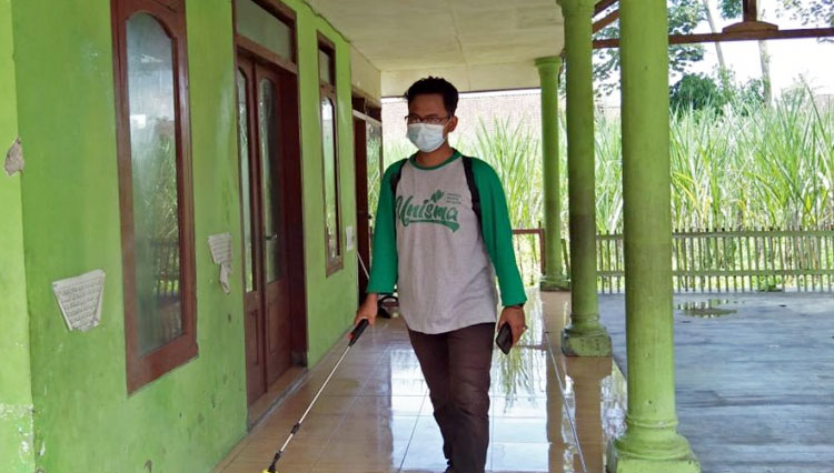 Tekan Penyebaran Covid- 19, KSM-T Unisma Malang Lakukan Penyemprotan Disinfektan